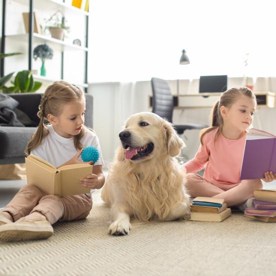 Børn læser med hund