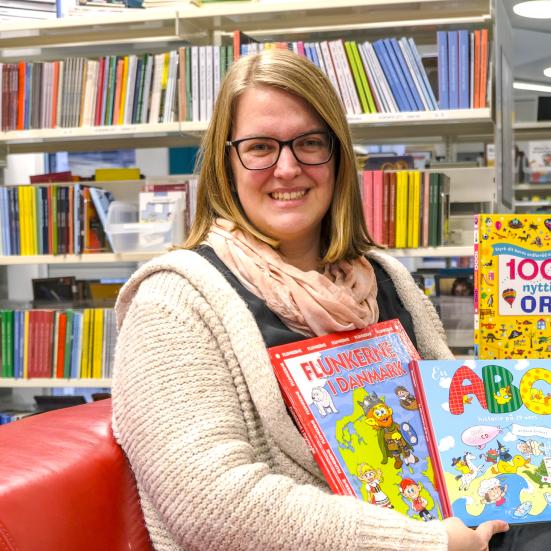 Børnebibliotekar Bente med forskellige lær-dansk-bøger