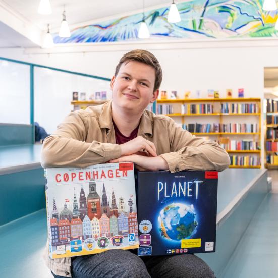 Bibliotekar Kristian Ehmsen er vært for spilleaftenerne på Flensborg Bibliotek