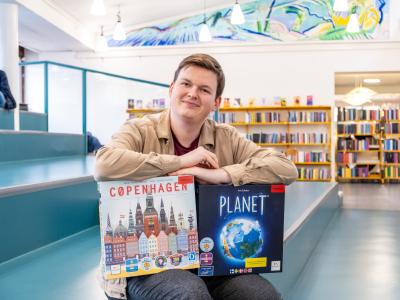 Bibliotekar Kristian Ehmsen er vært for spilleaftenerne på Flensborg Bibliotek