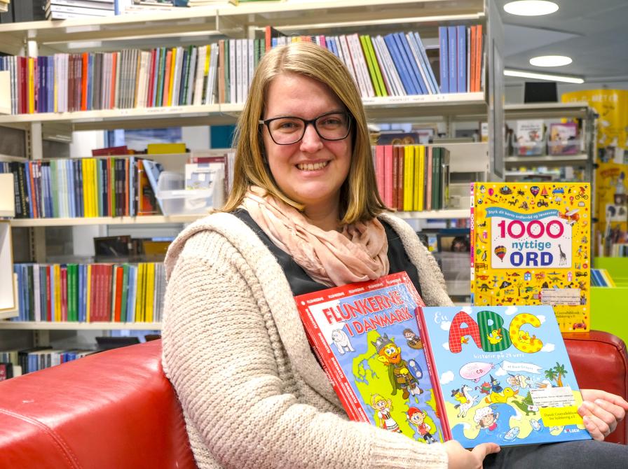 Børnebibliotekar Bente med forskellige lær-dansk-bøger