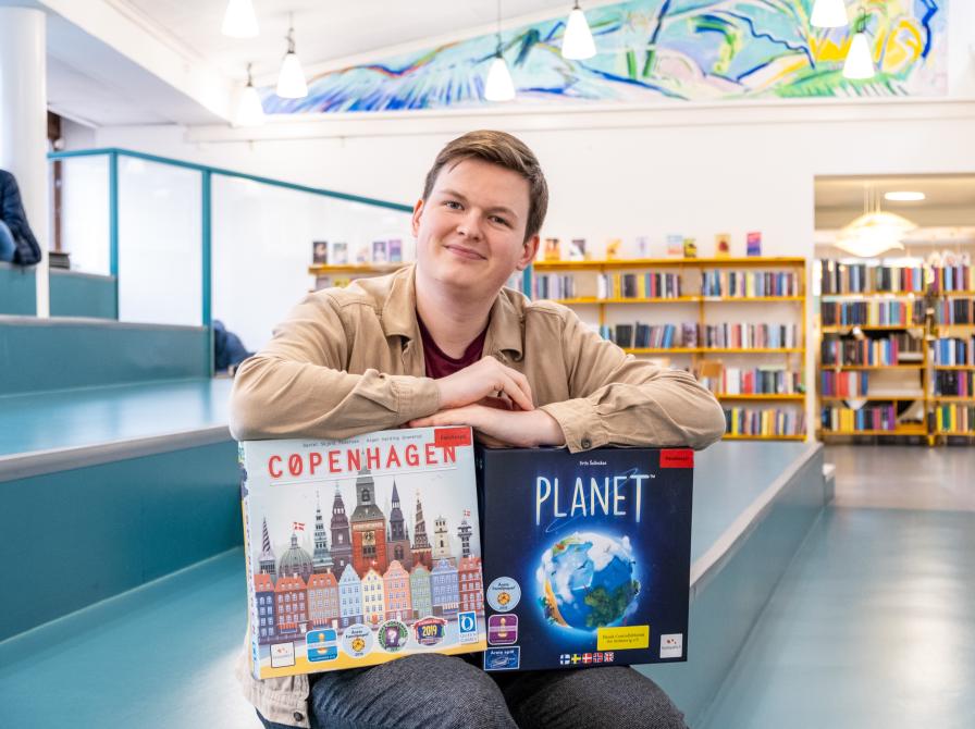 Bibliotekar Kristian Ehmsen er vært for spilleaftenerne på Flensborg Bibliotek