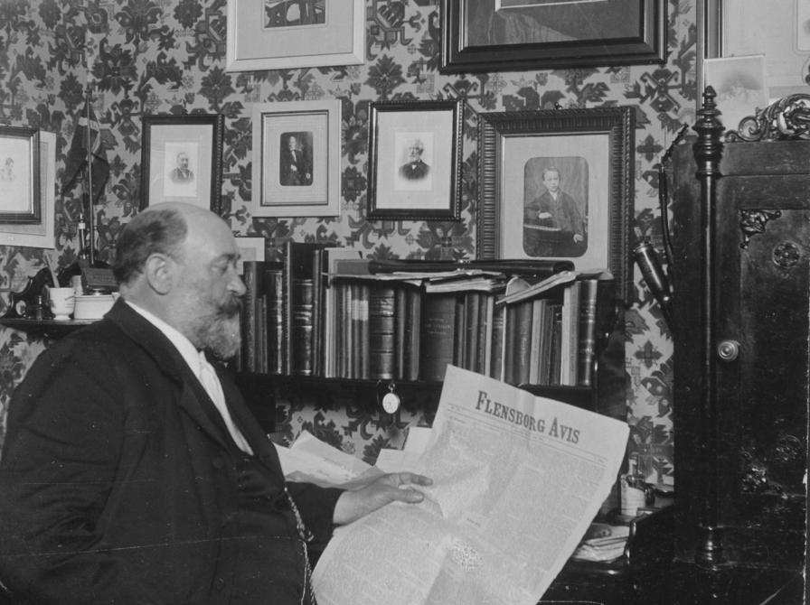 Gustav Johannsen læser Flensborg Avis.