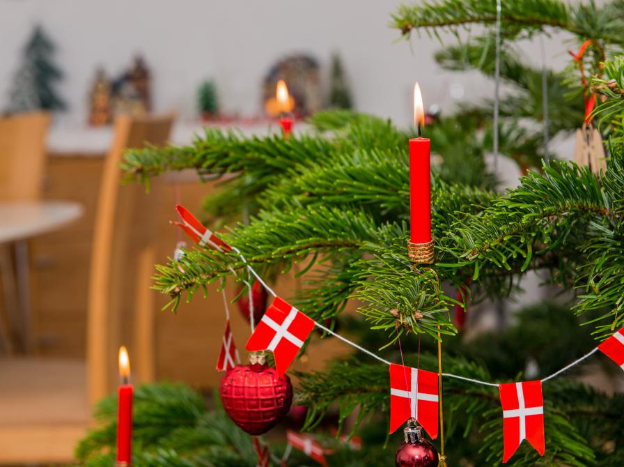 Juletræ med lys og flag