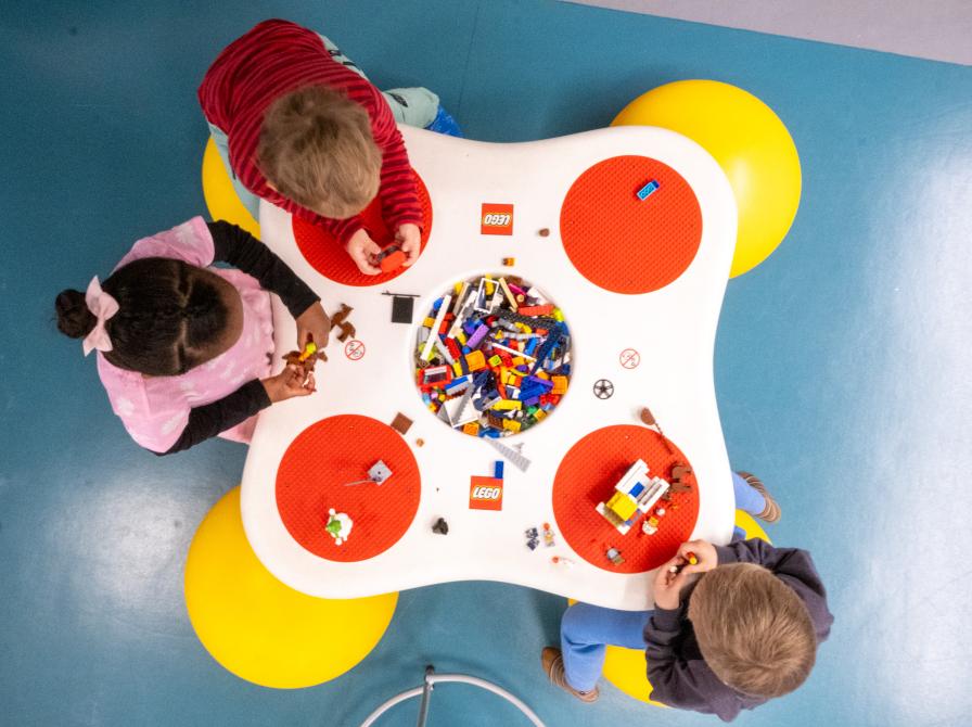 Børn leger med LEGO på Flensborg Bibliotek