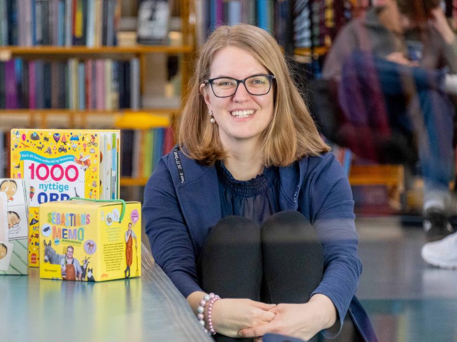 Børnebibliotekar Bente Schwazbach med lær-dansk-materialer